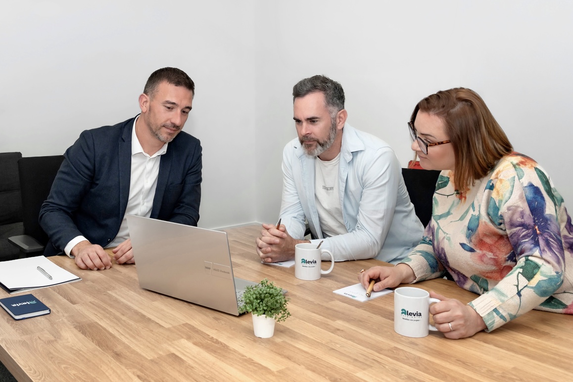 Alexandre Tanguy, gestionnaire de patrimoine Alevia, en rendez-vous avec un couple de clients à Nantes